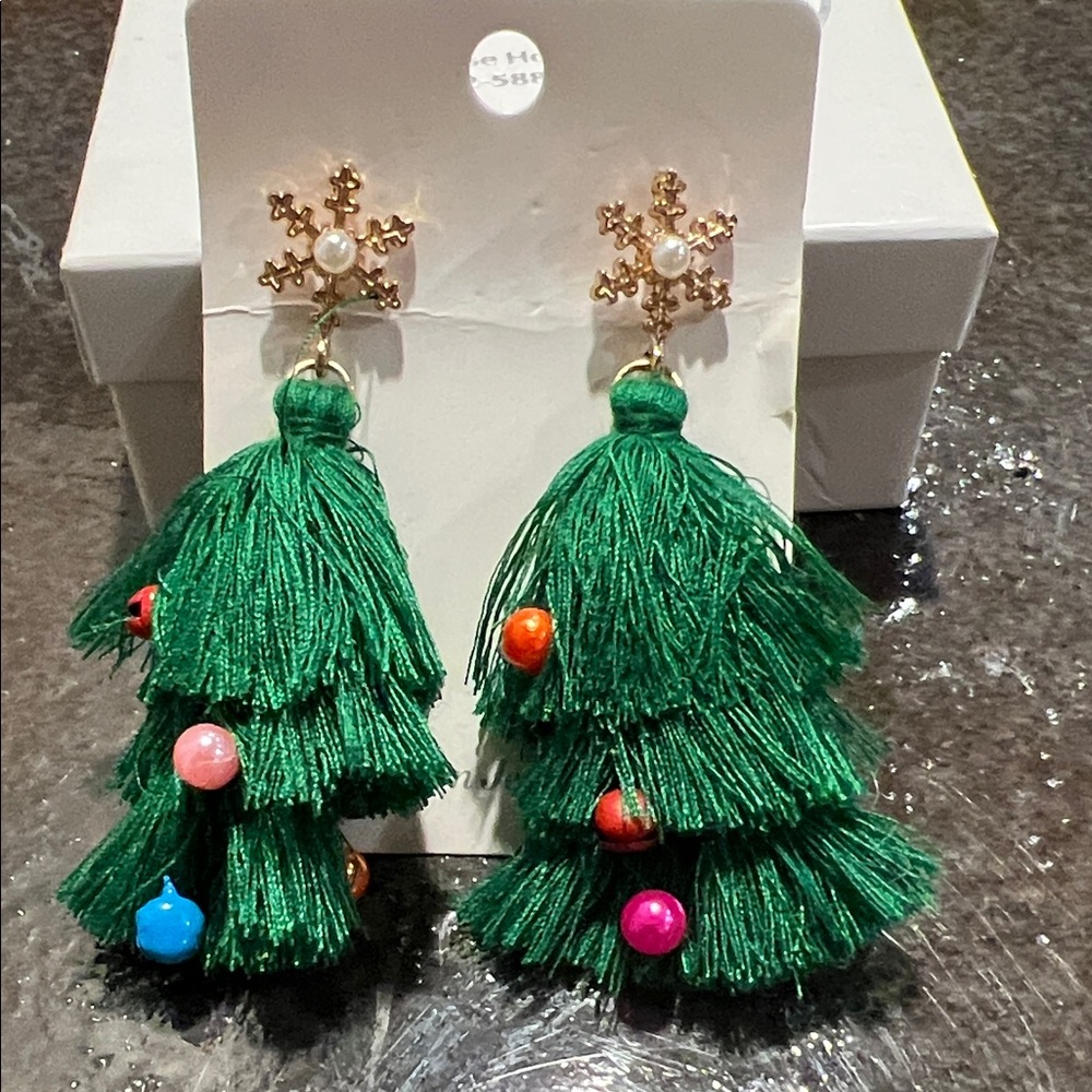 Christmas tree earring brand new never been used